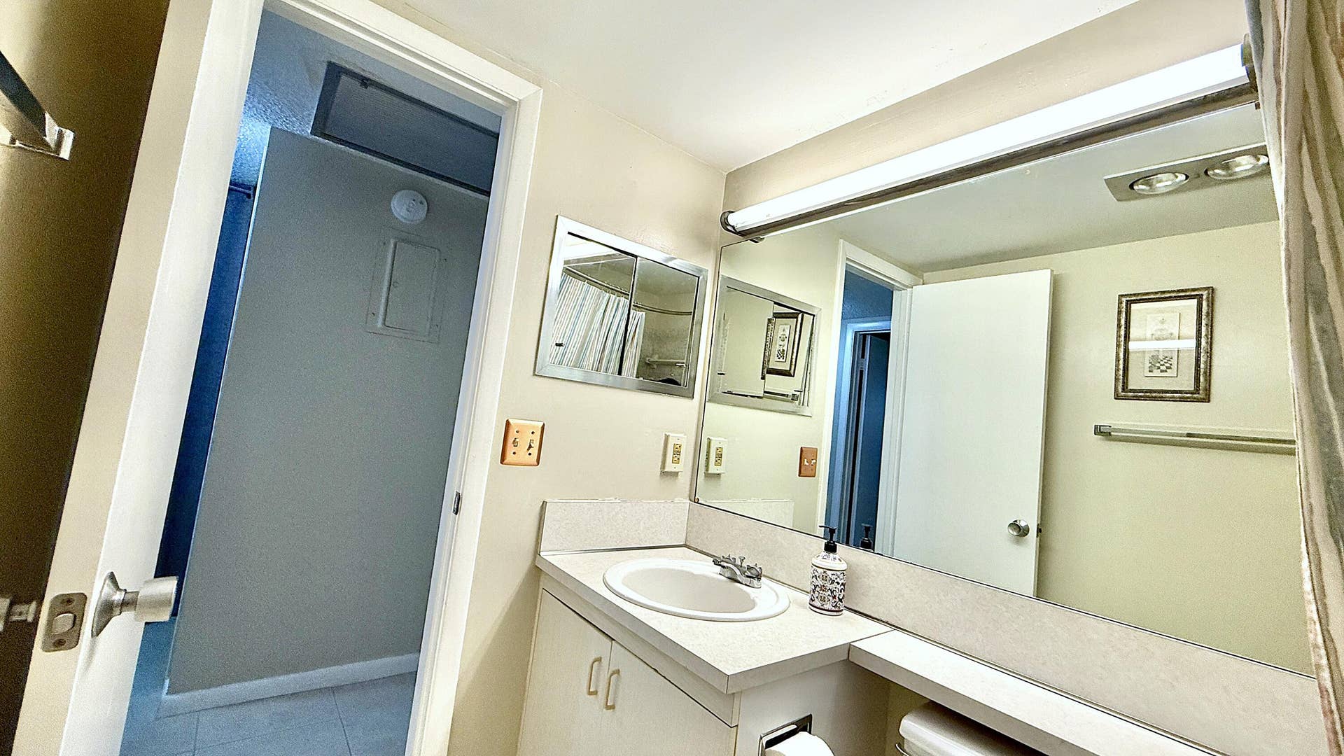 4075 NEWPORT Q Drive, Deerfield Beach, FL 33442 Main Bathroom