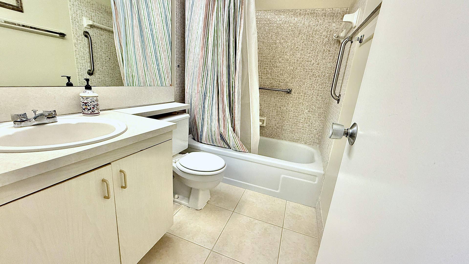 4075 NEWPORT Q Drive, Deerfield Beach, FL 33442 Main Bathroom