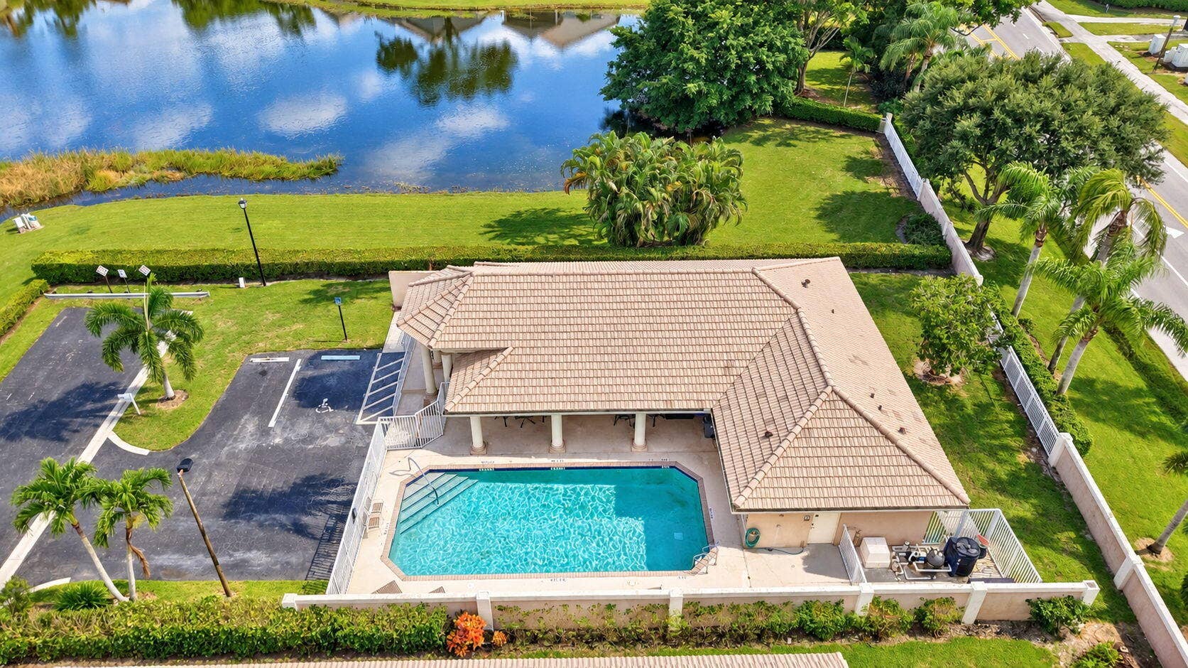 6354 Westchester Club Drive N, Boynton Beach, FL 33437 75-web-or-mls-DJI_20260930120529_0394_D_