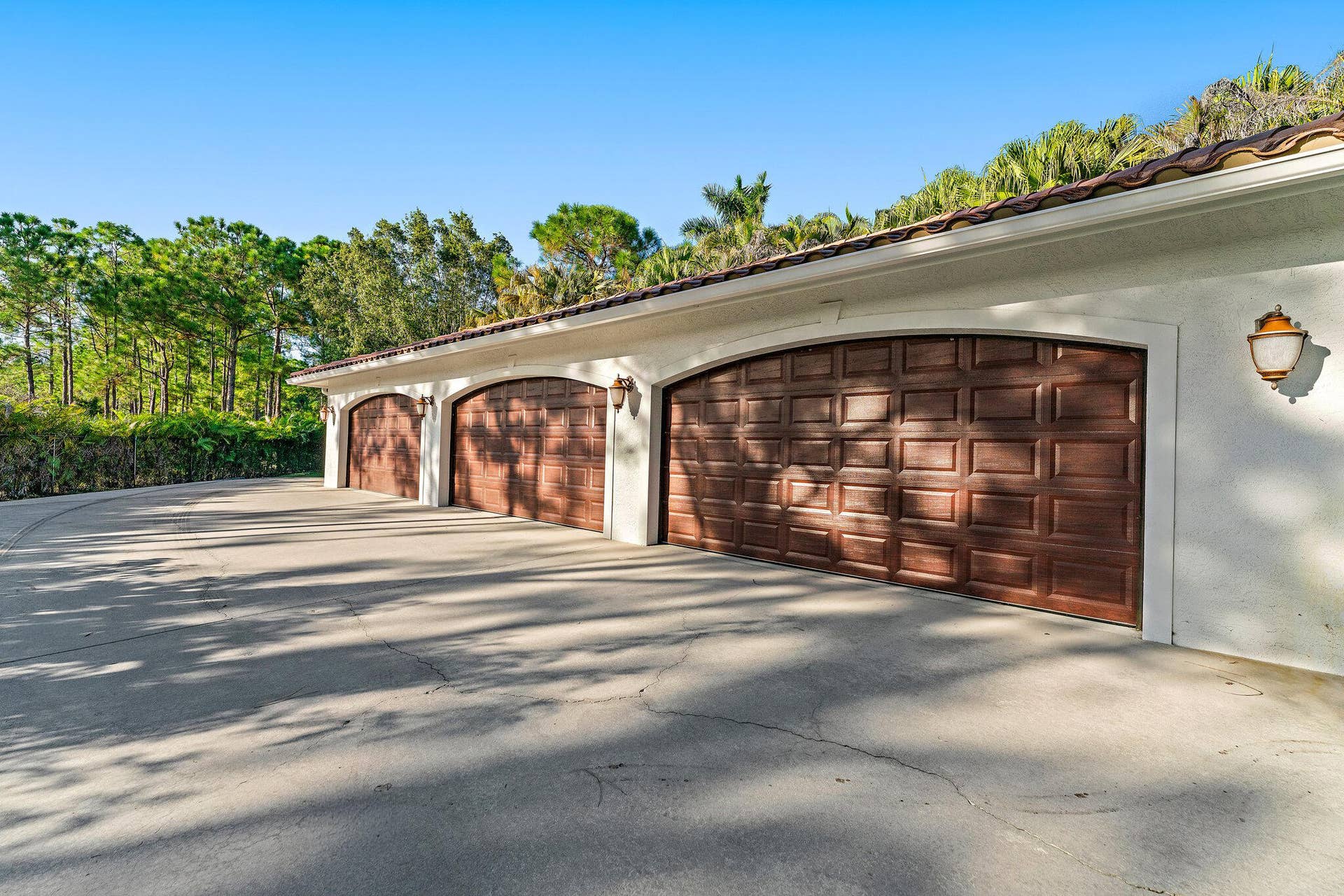 2584 SE Ranch Acres Circle, Jupiter, FL 33478 Estate Motor Court and Garages
