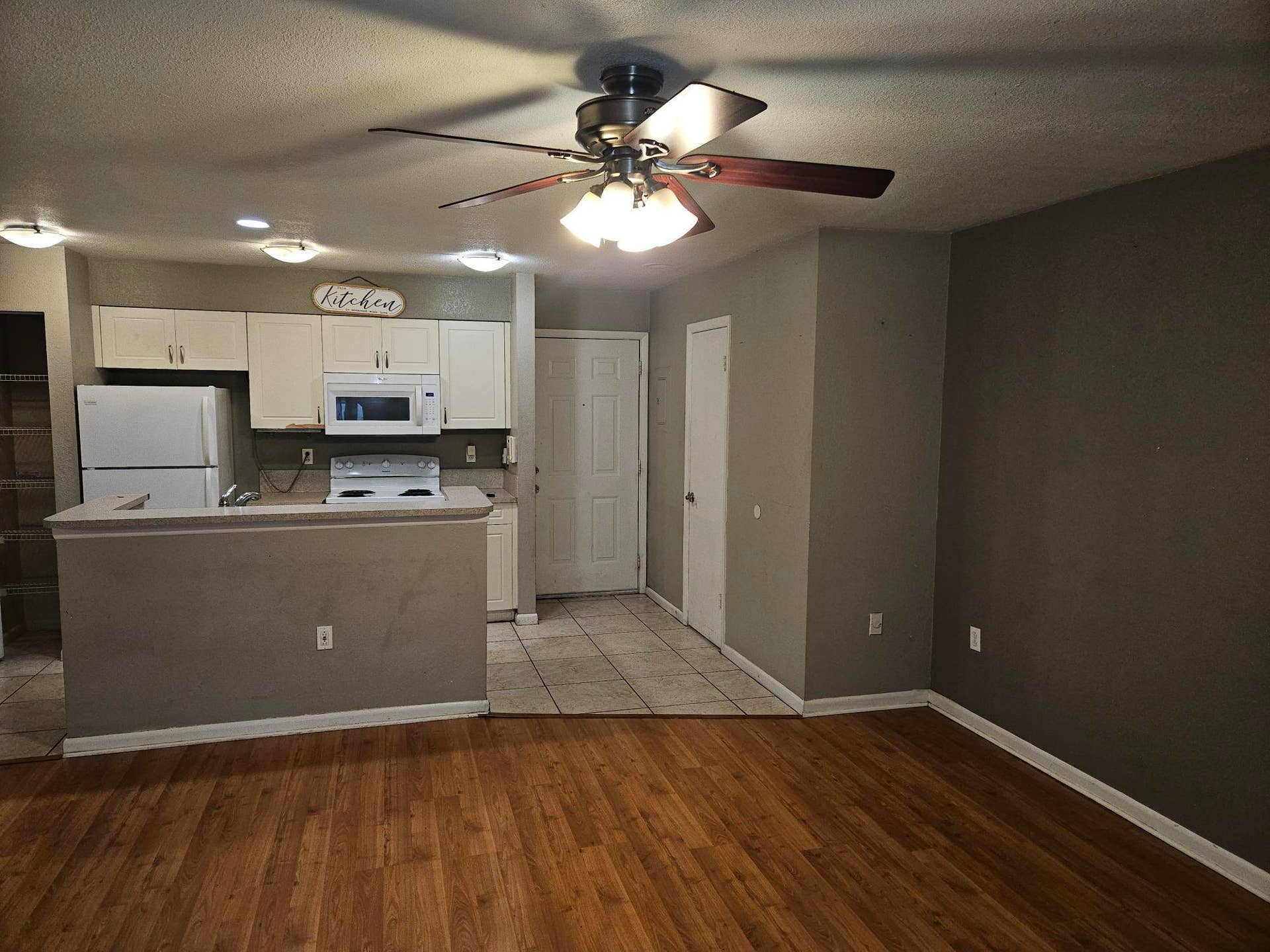 4751 VIA PALM Lakes, #409, West Palm Beach, West Palm Beach, FL 33417 4751 LIVNG ROOM