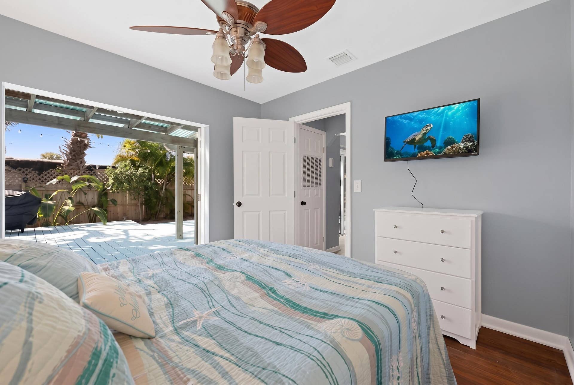 101 E 25th Street, West Palm Beach, FL 33404 Primary bedroom angle 2