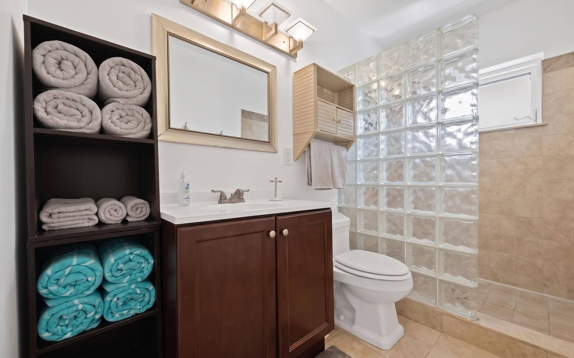 101 E 25th Street, West Palm Beach, FL 33404 bathroom