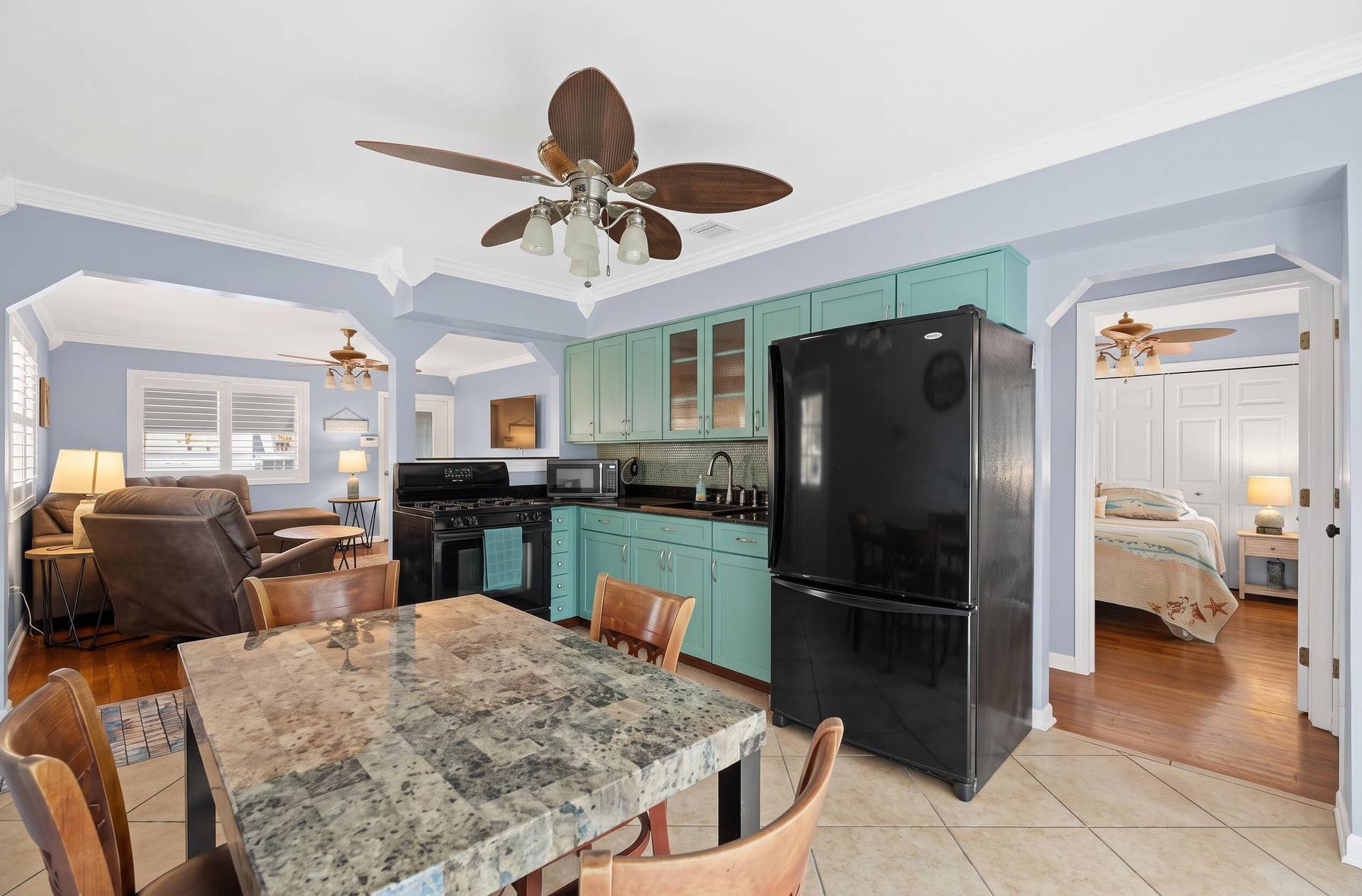 101 E 25th Street, West Palm Beach, FL 33404 Kitchen photo