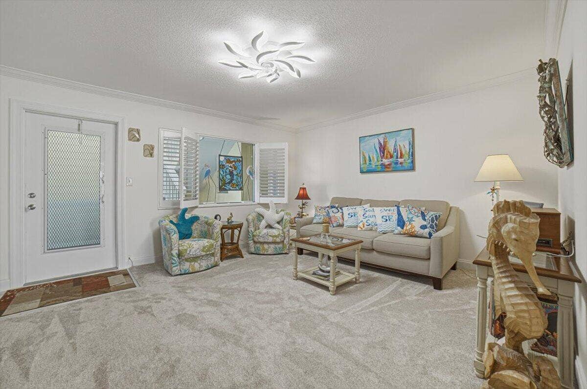 101 Doolen Court, #205, North Palm Beach, FL 33408 Livingroom