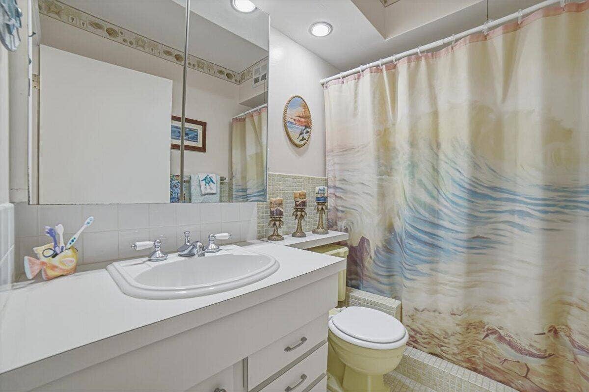 101 Doolen Court, #205, North Palm Beach, FL 33408 Bathroom