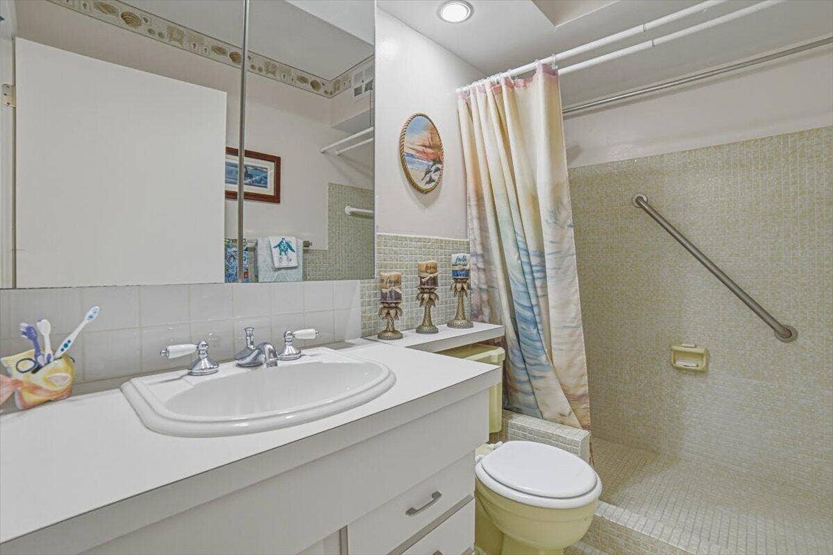 101 Doolen Court, #205, North Palm Beach, FL 33408 Bathroom