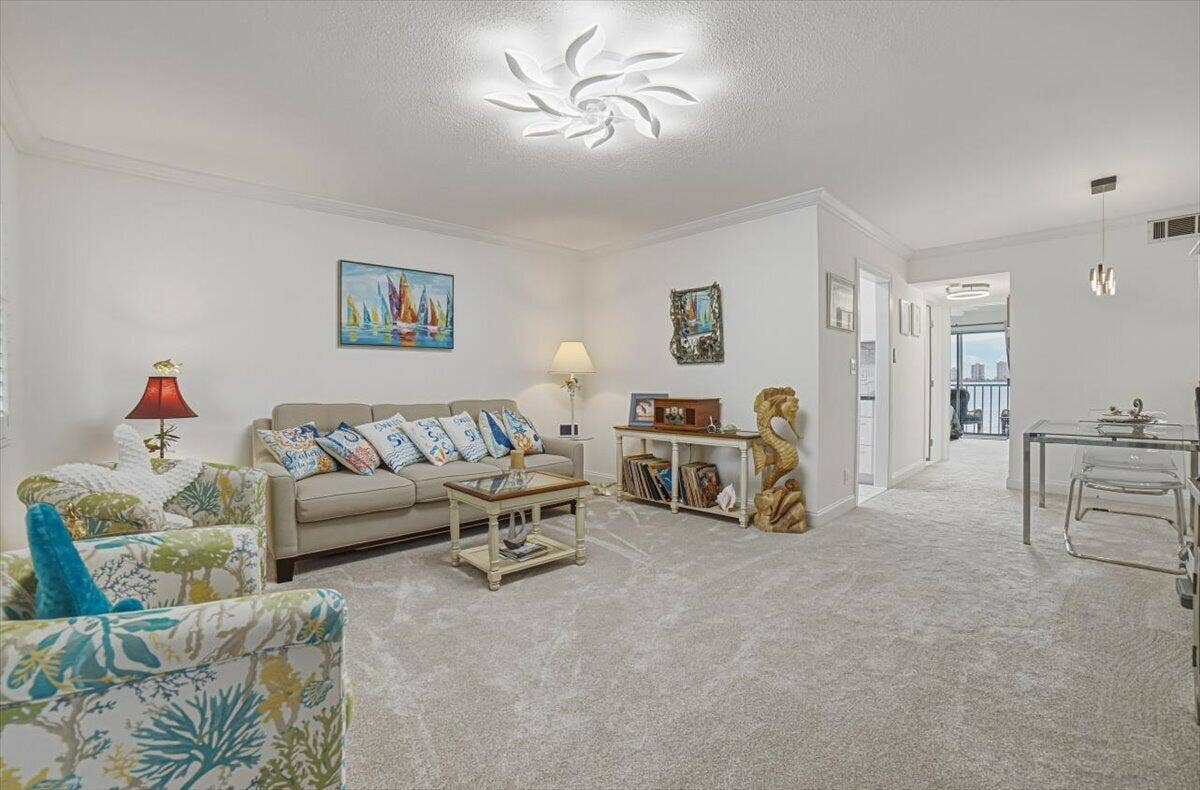 101 Doolen Court, #205, North Palm Beach, FL 33408 Livingroom
