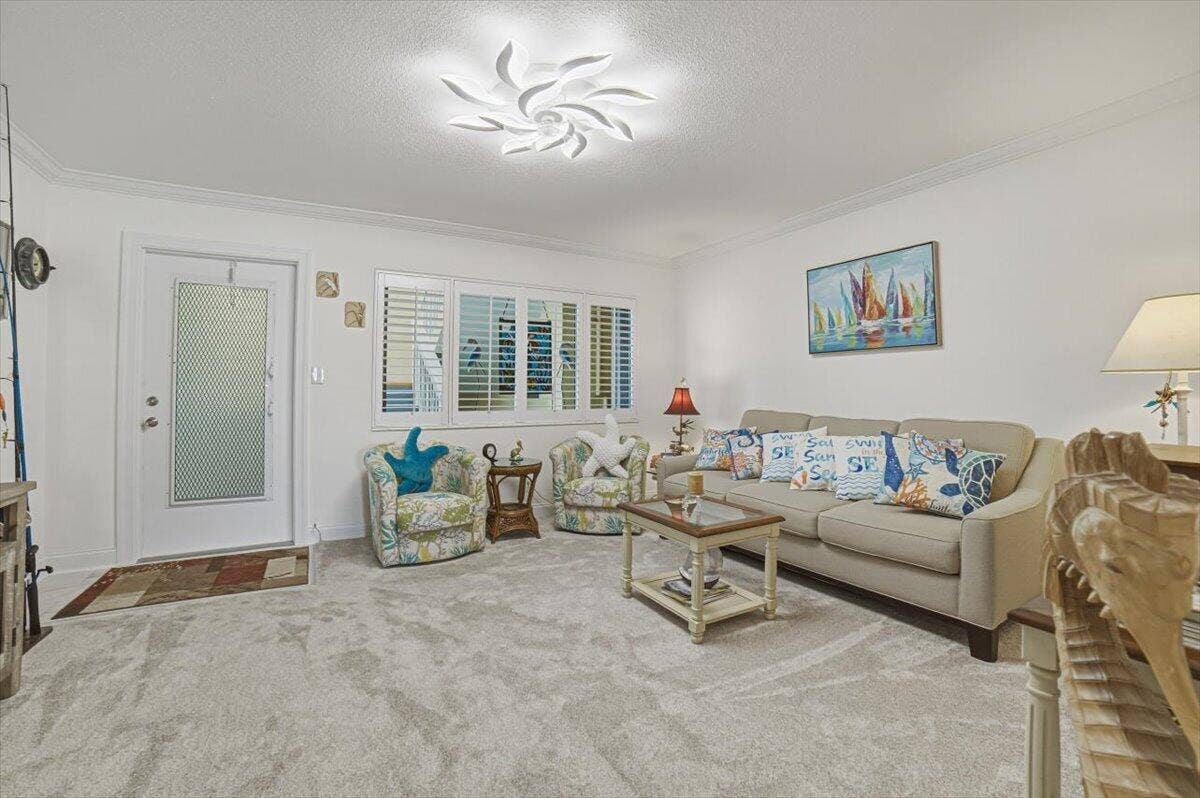 101 Doolen Court, #205, North Palm Beach, FL 33408 Livingroom