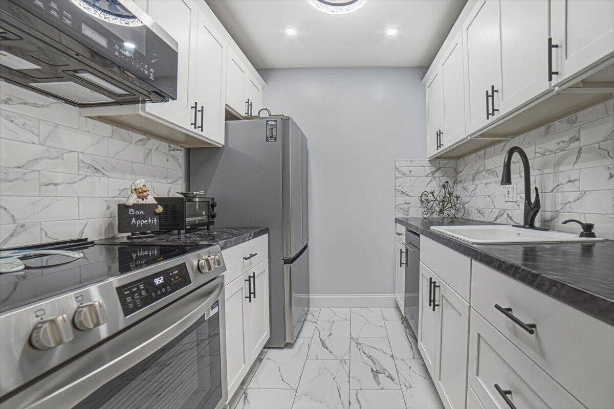 101 Doolen Court, #205, North Palm Beach, FL 33408 Kitchen