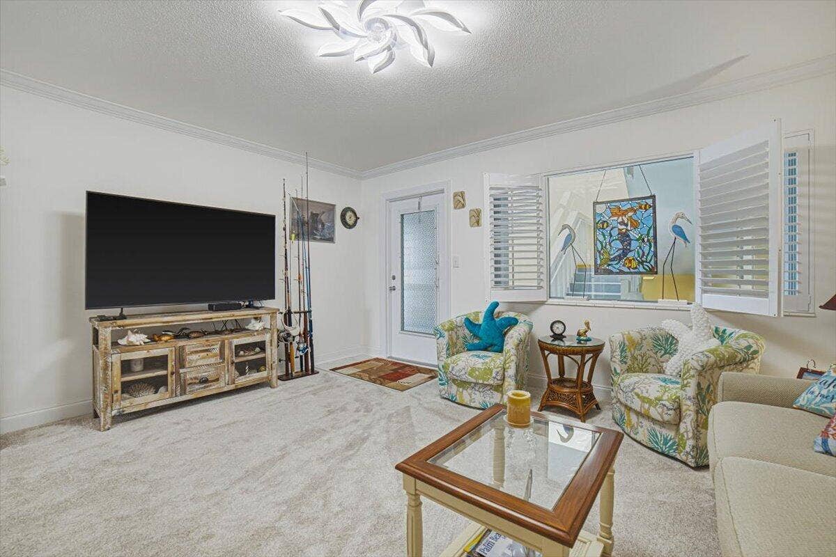 101 Doolen Court, #205, North Palm Beach, FL 33408 Livingroom