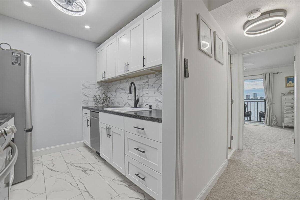 101 Doolen Court, #205, North Palm Beach, FL 33408 Kitchen & Hallway