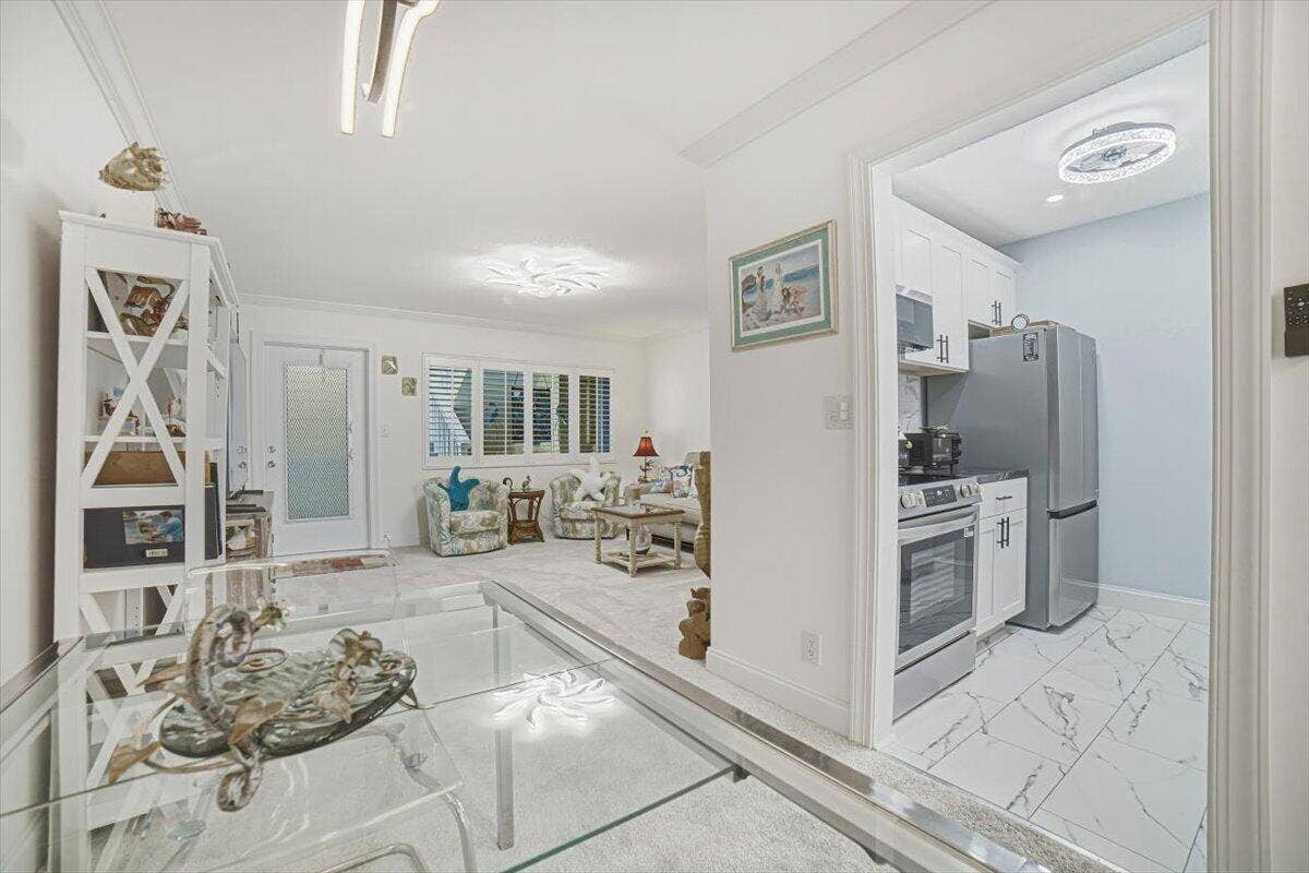 101 Doolen Court, #205, North Palm Beach, FL 33408 Dining Area & Kitchen