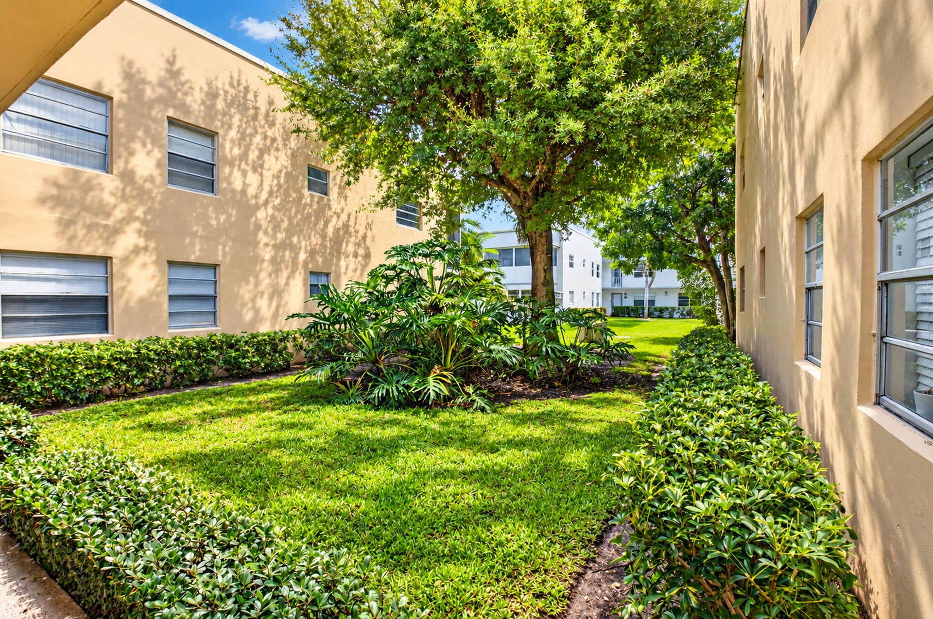 386 Capri I, Delray Beach, FL 33484 Lush landscape