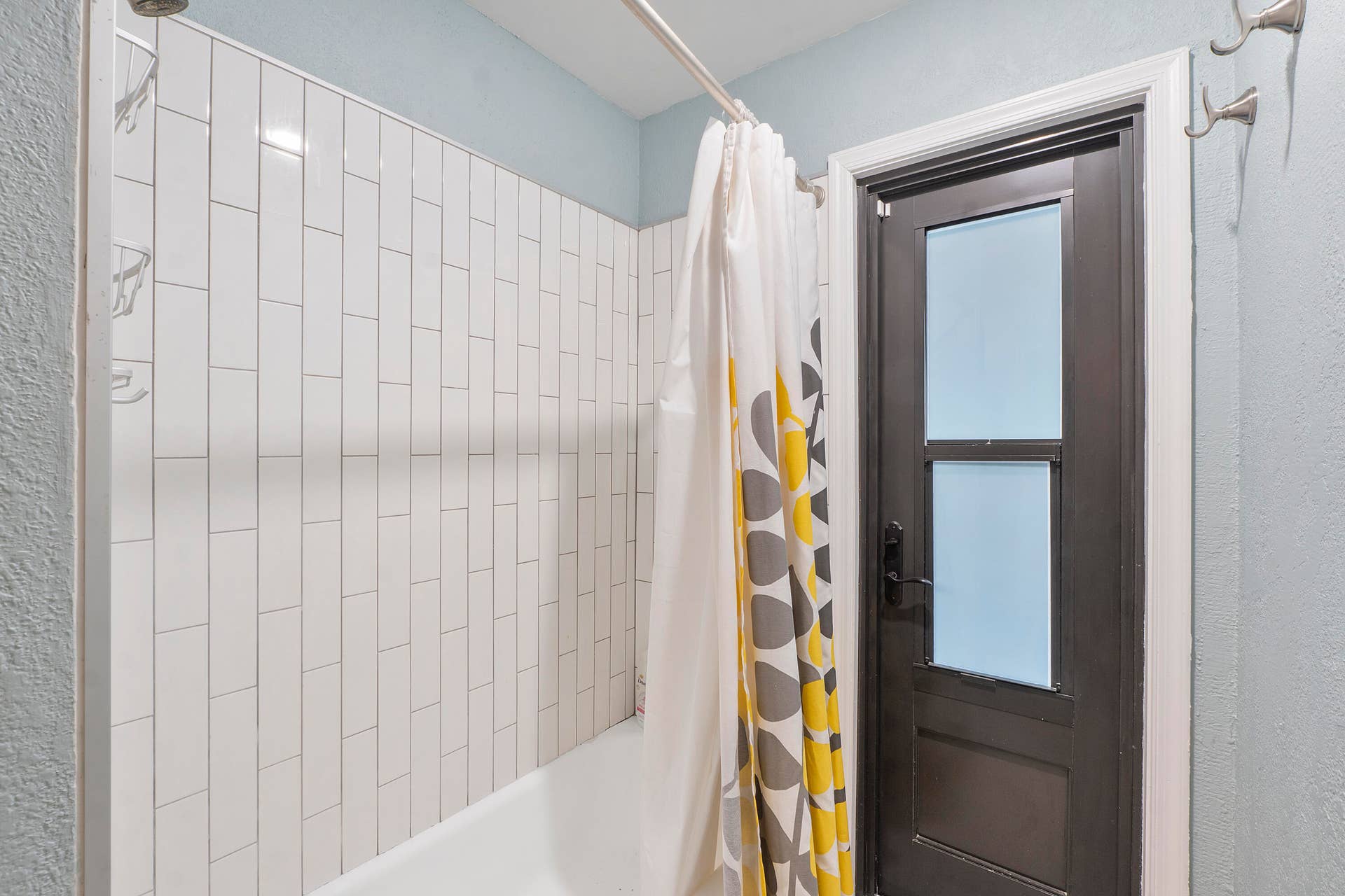 Second bathroom with access to the pool