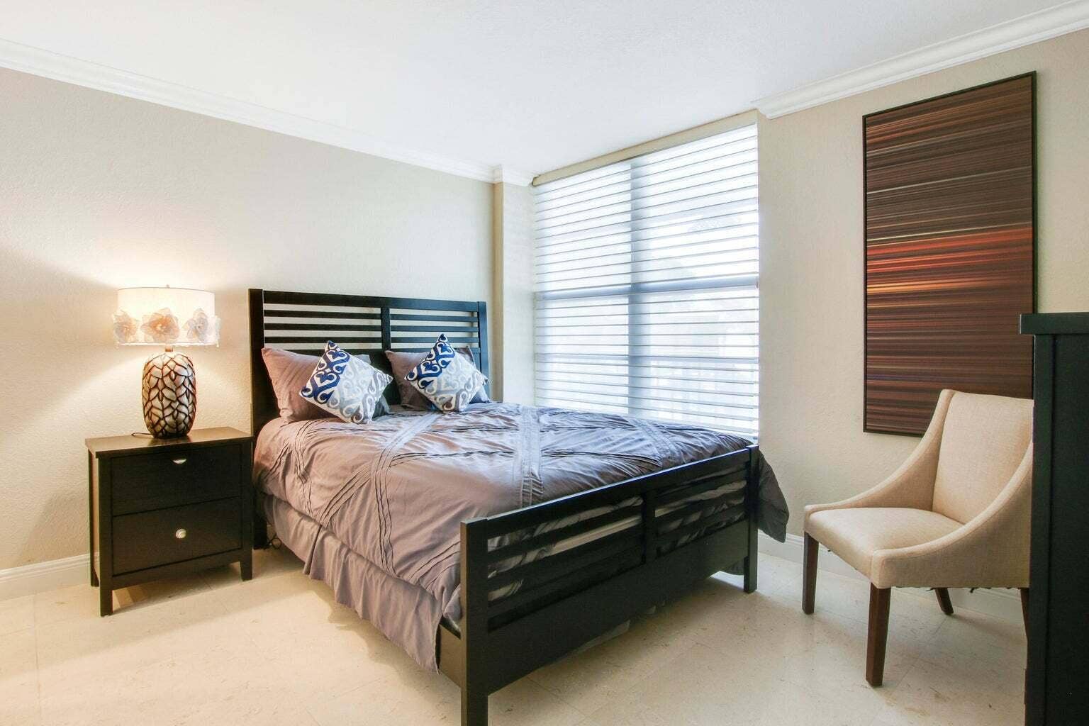 8 Royal Palm Way, #2010, Boca Raton, FL 33432 Guest bedroom