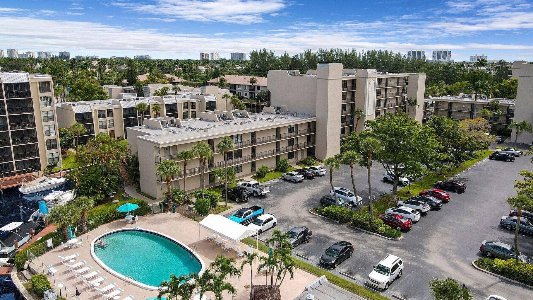8 Royal Palm Way, #2010, Boca Raton, FL 33432 Aerial Pool