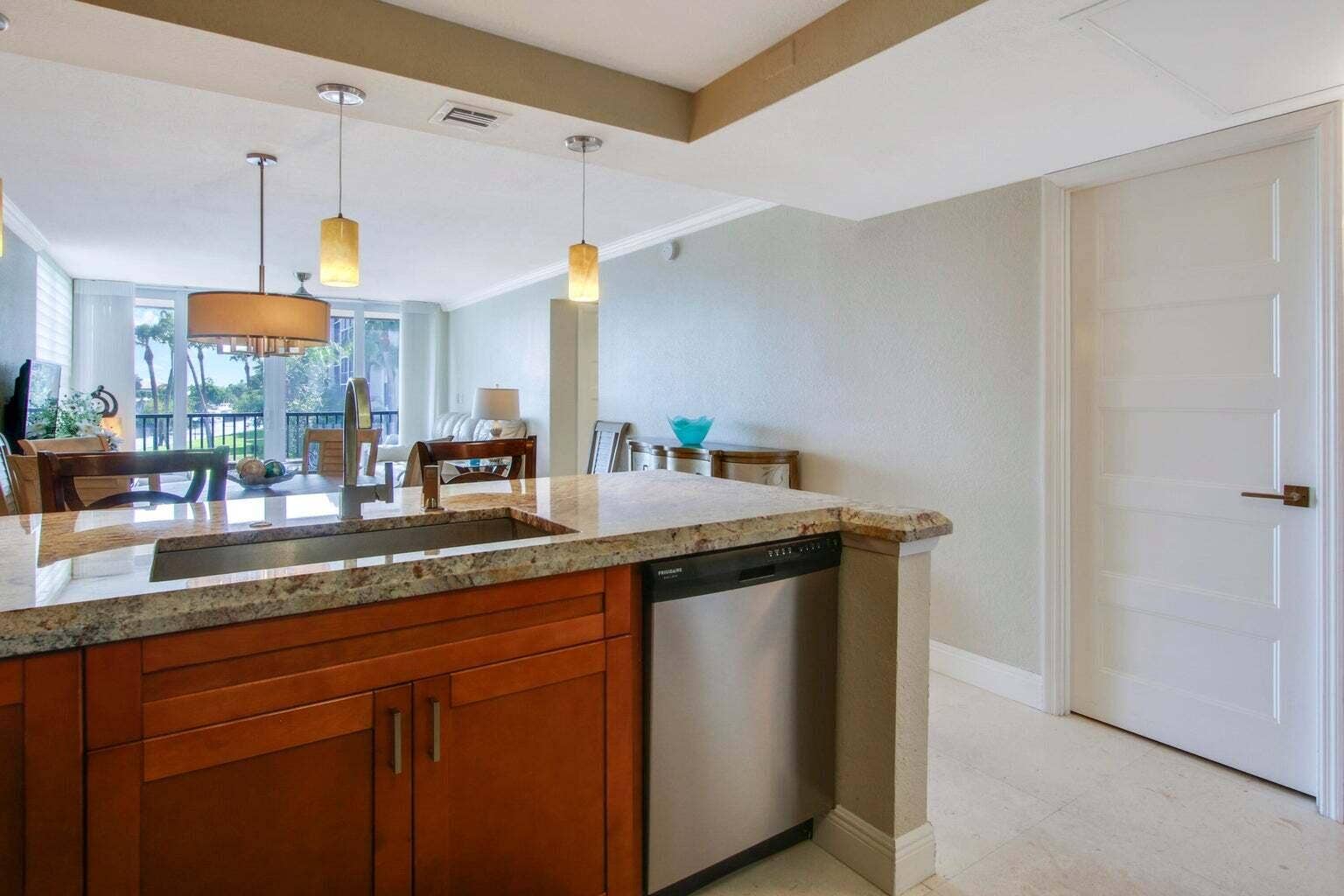 8 Royal Palm Way, #2010, Boca Raton, FL 33432 Kitchen
