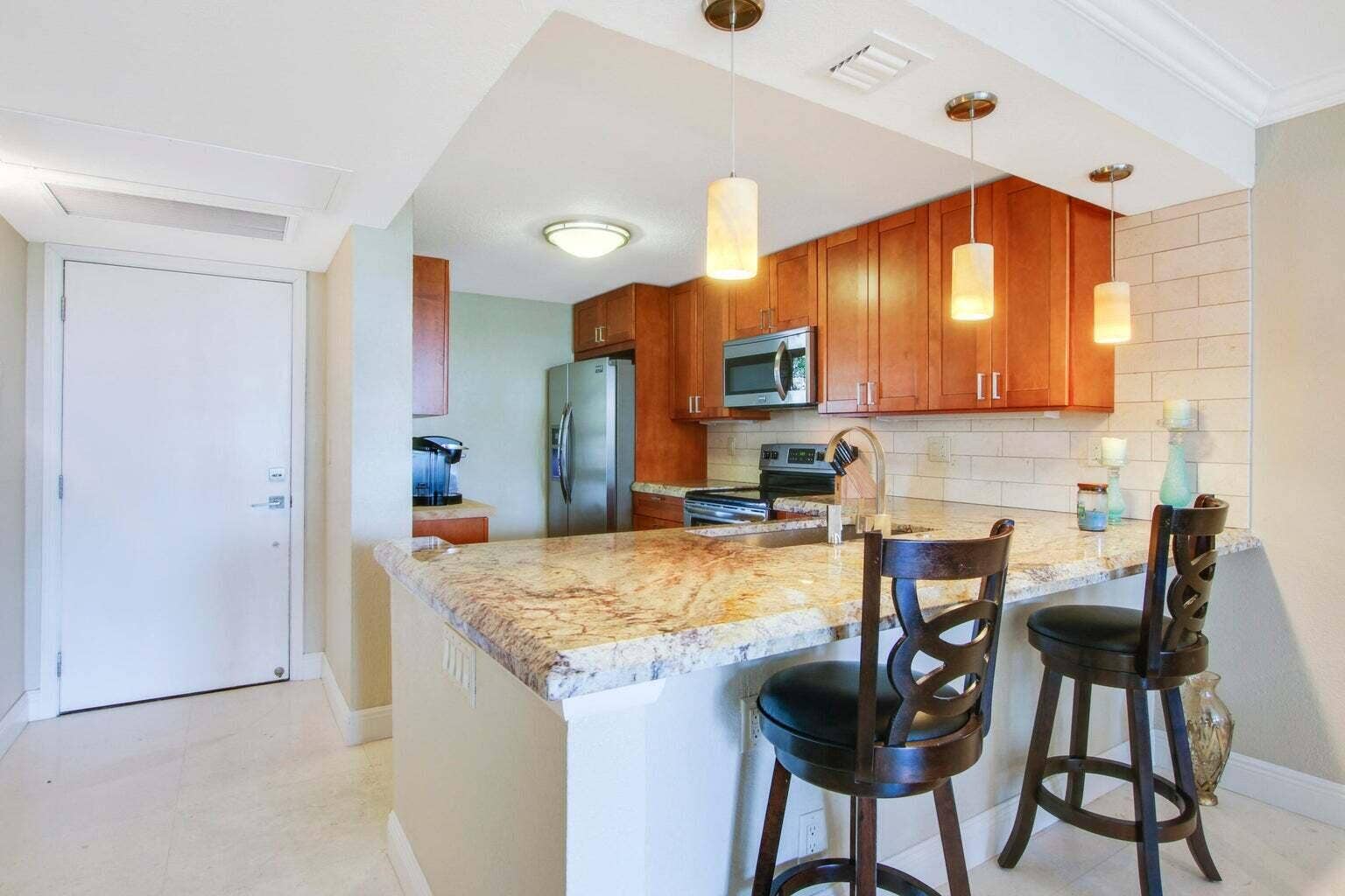8 Royal Palm Way, #2010, Boca Raton, FL 33432 Kitchen-5