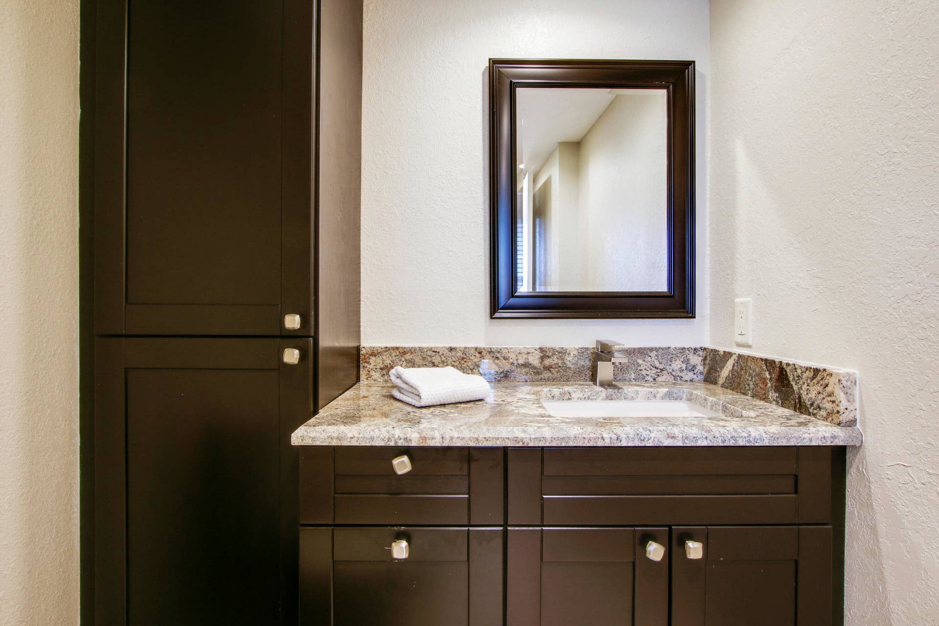 8 Royal Palm Way, #2010, Boca Raton, FL 33432 8 Guest Bathroom