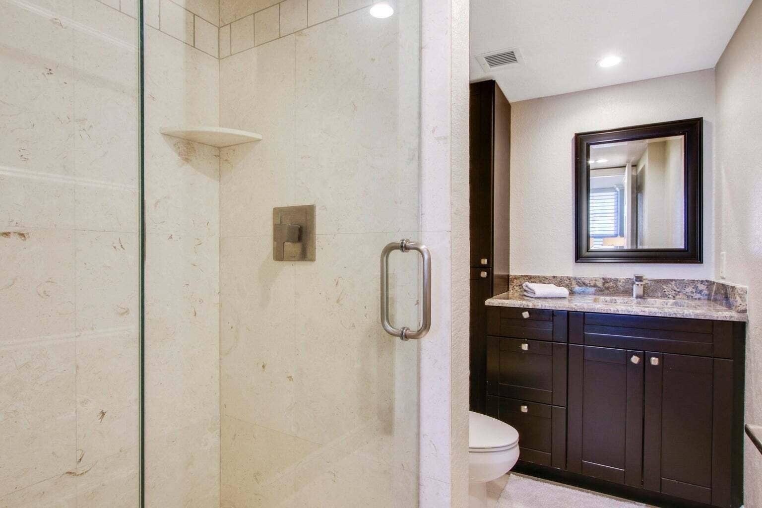 8 Royal Palm Way, #2010, Boca Raton, FL 33432 Guest bathroom -1