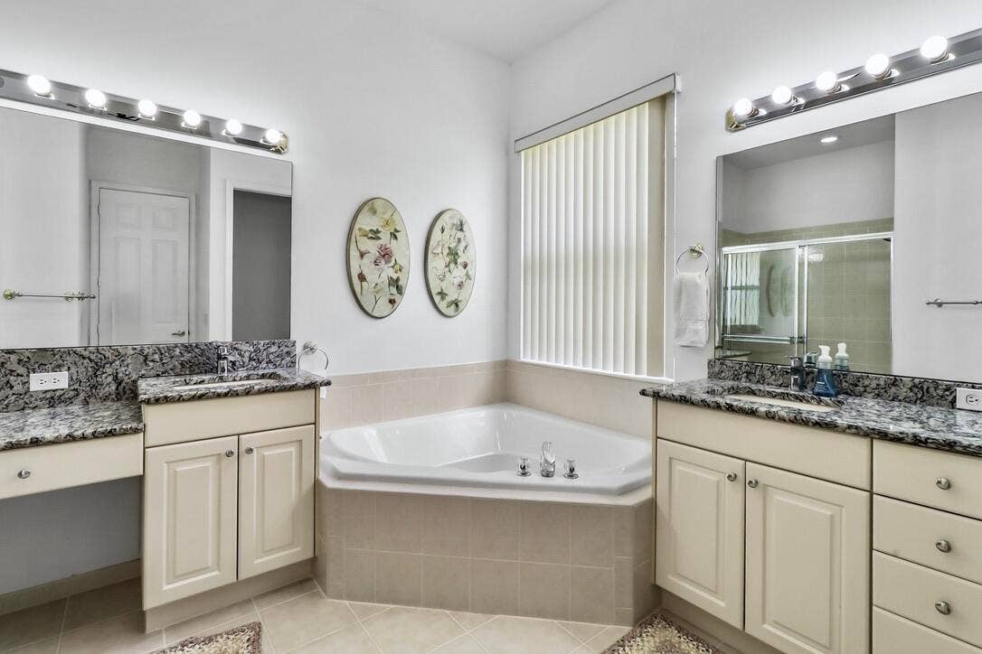9110 Bay Harbour Circle, West Palm Beach, FL 33411 Primary bathroom