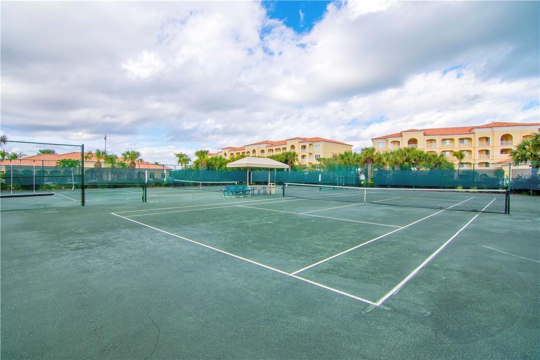 2 well maintained clay tennis courts