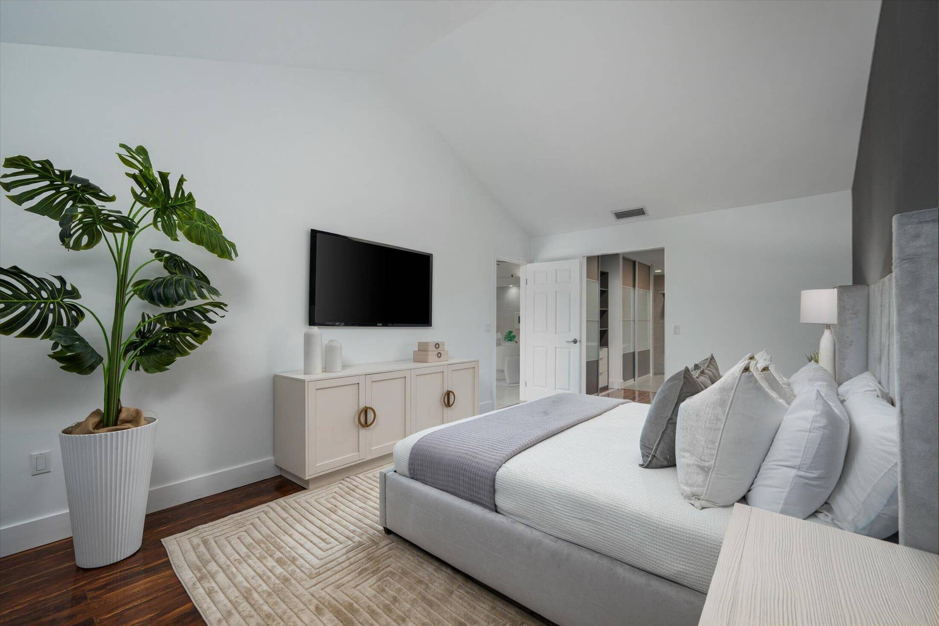 2890 ANTIETAM Lane, West Palm Beach, FL 33409 Vaulted ceiling accentuates the spacious room, complemented by wood-finish flooring and a white paneled door