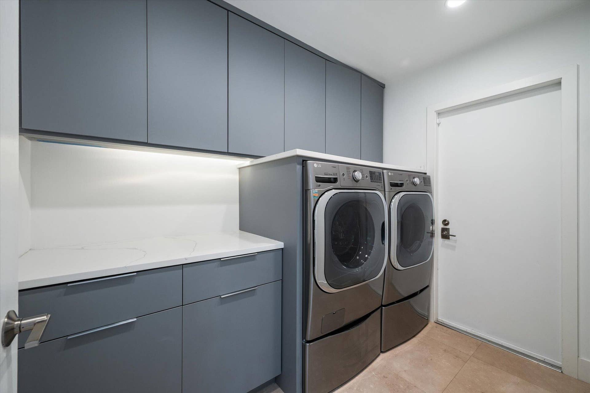 2890 ANTIETAM Lane, West Palm Beach, FL 33409 Built-in cabinetry with ample storage, integrated under-cabinet lighting, and a white countertop