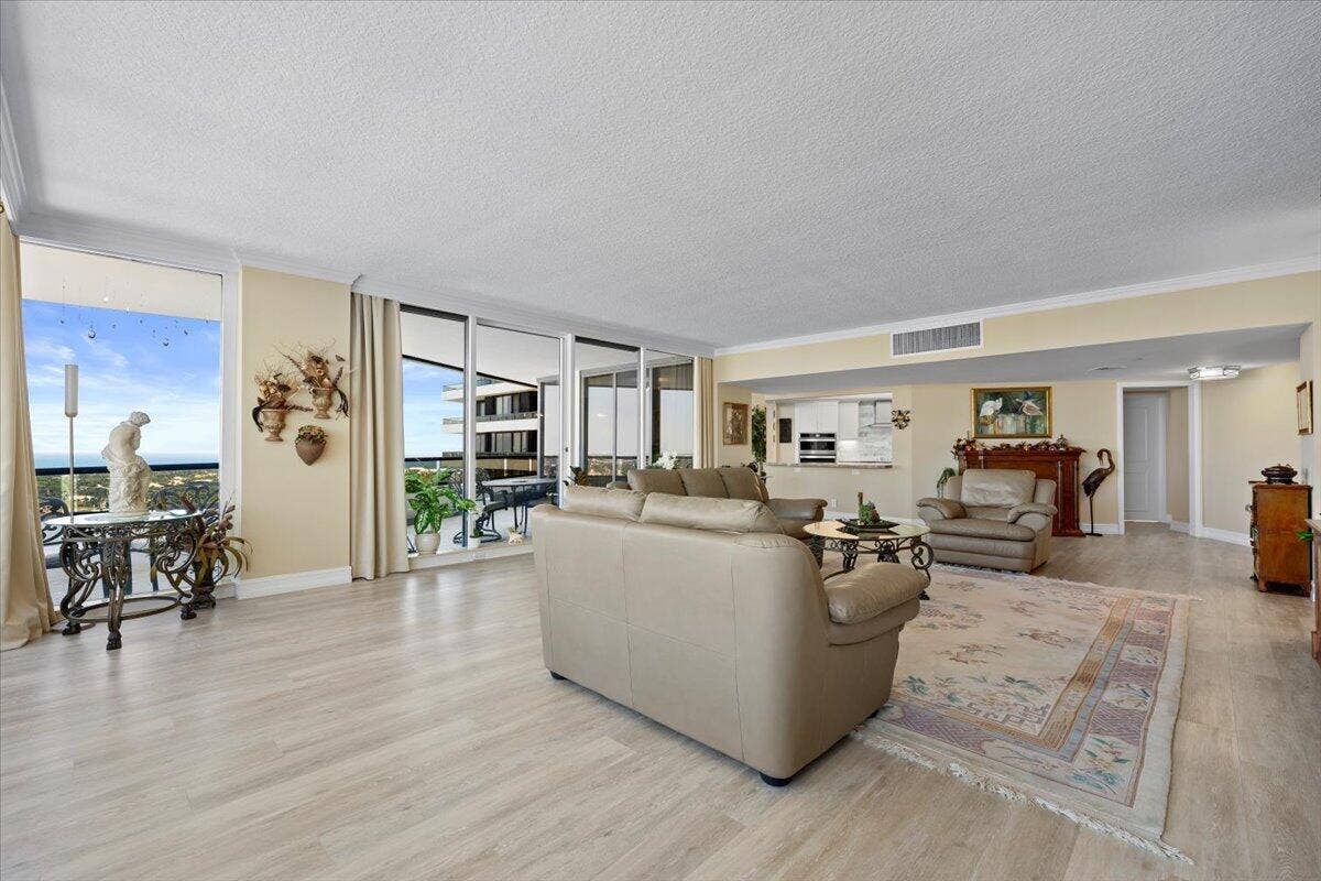 100 LAKESHORE Drive, #2156, North Palm Beach, FL 33408 08-LUX_1709