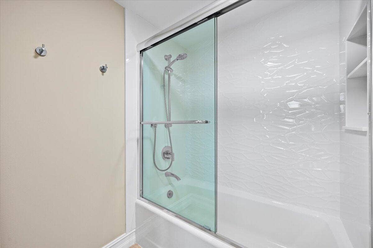100 LAKESHORE Drive, #2156, North Palm Beach, FL 33408 22-LUX_1774