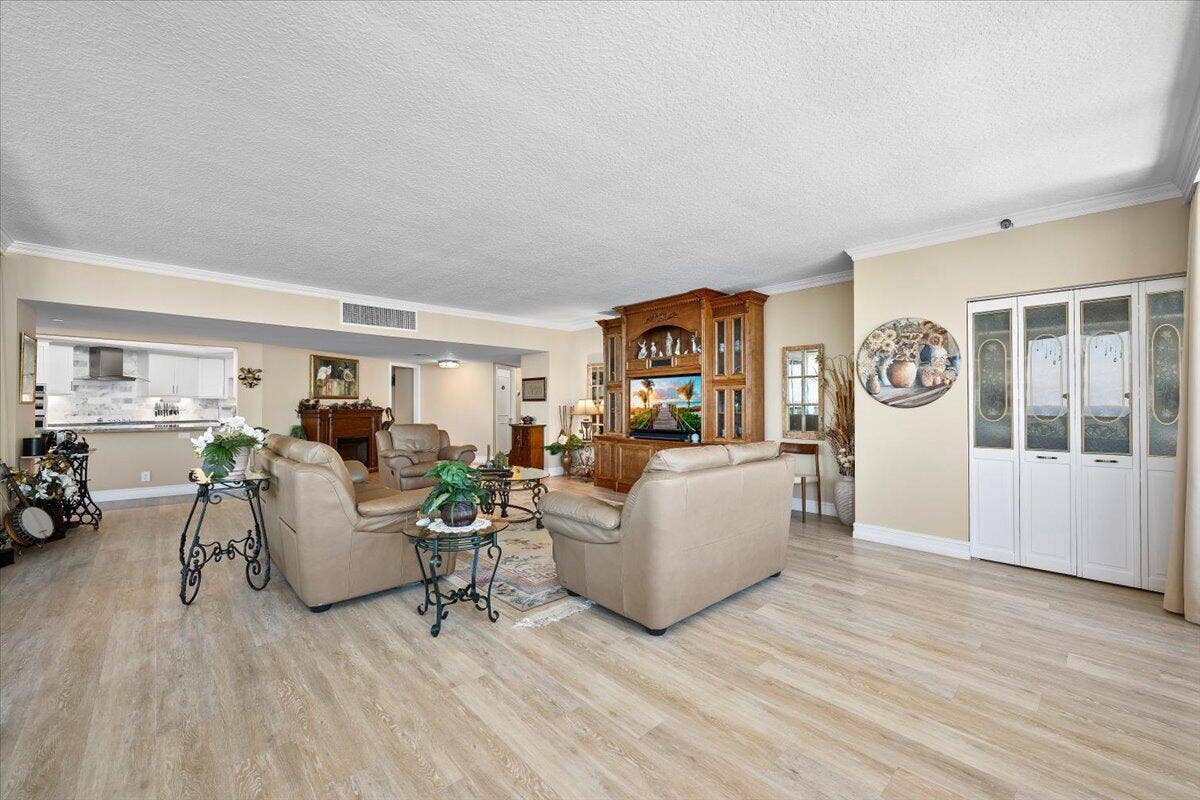 100 LAKESHORE Drive, #2156, North Palm Beach, FL 33408 07-LUX_1704.jpg1