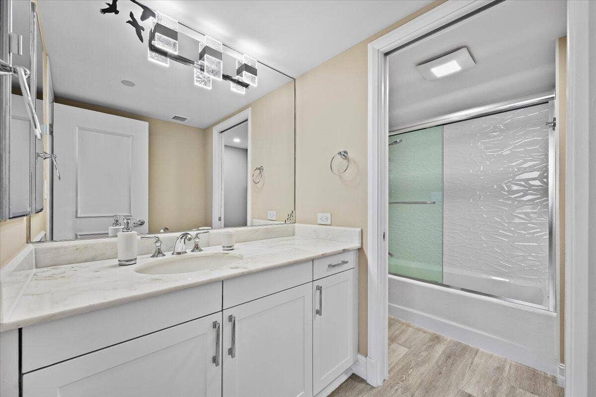 100 LAKESHORE Drive, #2156, North Palm Beach, FL 33408 21-LUX_1769