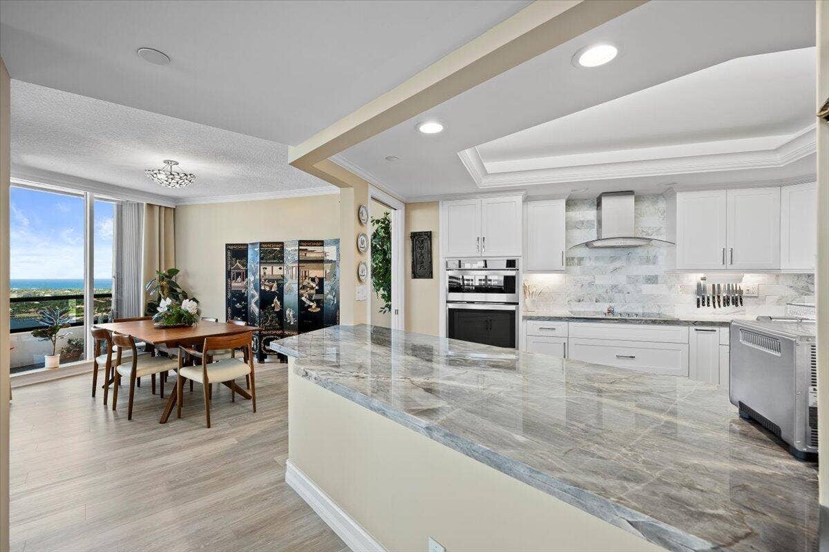 100 LAKESHORE Drive, #2156, North Palm Beach, FL 33408 09-LUX_1714