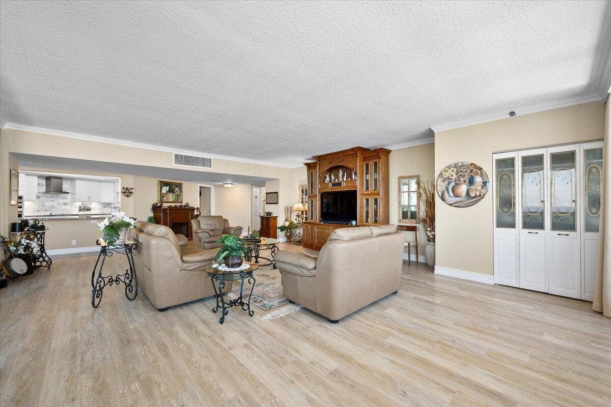 100 LAKESHORE Drive, #2156, North Palm Beach, FL 33408 06-LUX_1704