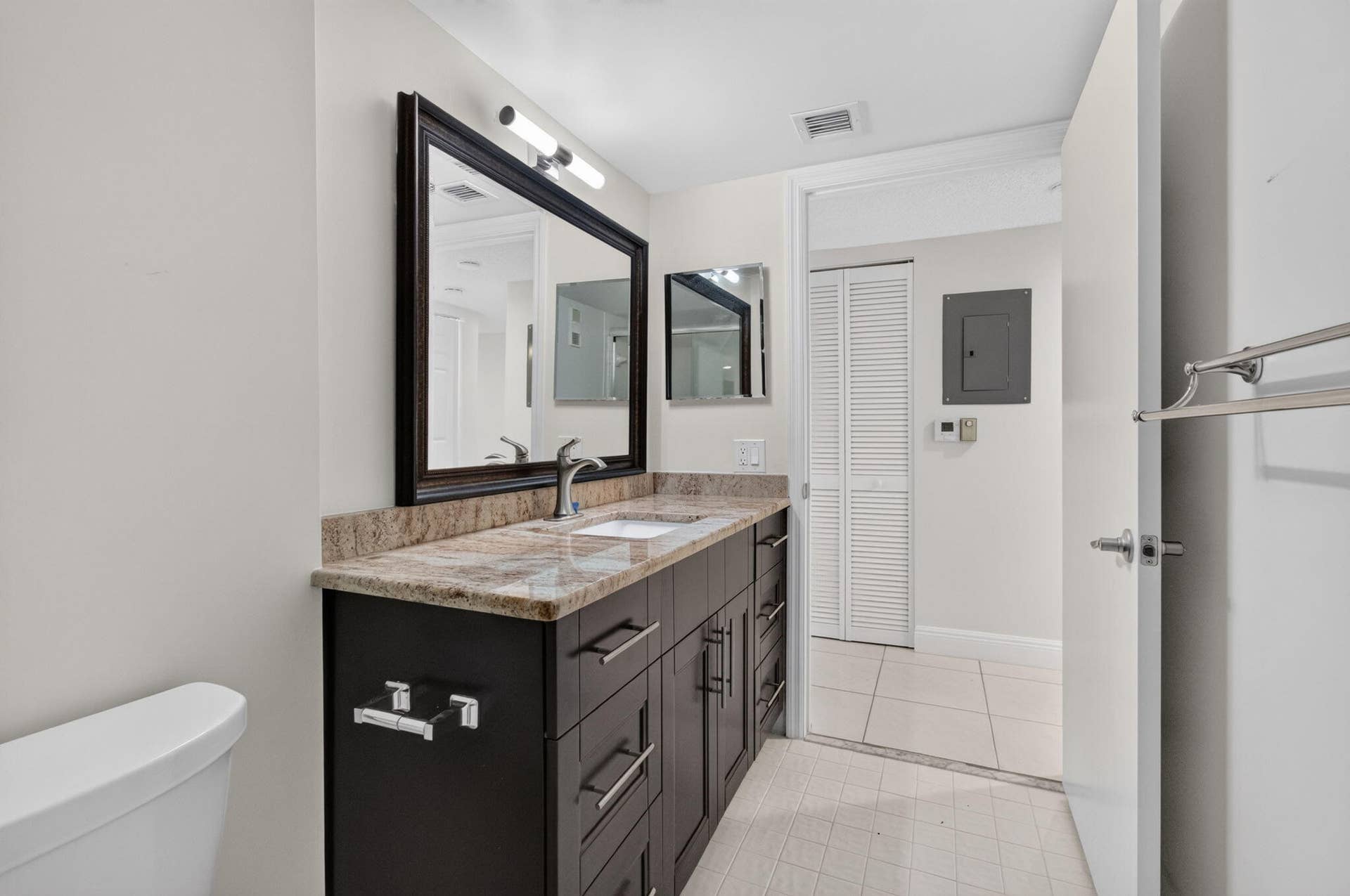 6065 Pointe Regal Circle, #403, Delray Beach, FL 33484 14_Guest_Bath_Alternate