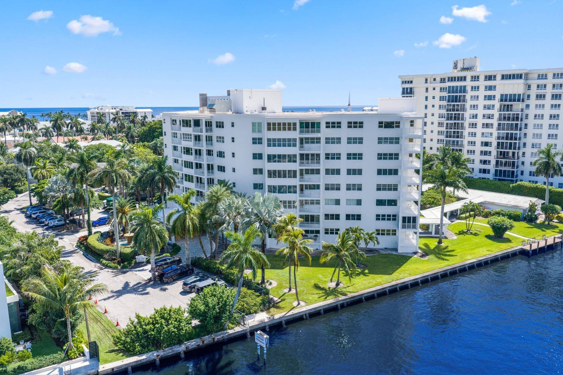 Welcome to the Delray Summit, set on 2 acres of park-like, tropical landscaping with gardens and walking spaces.