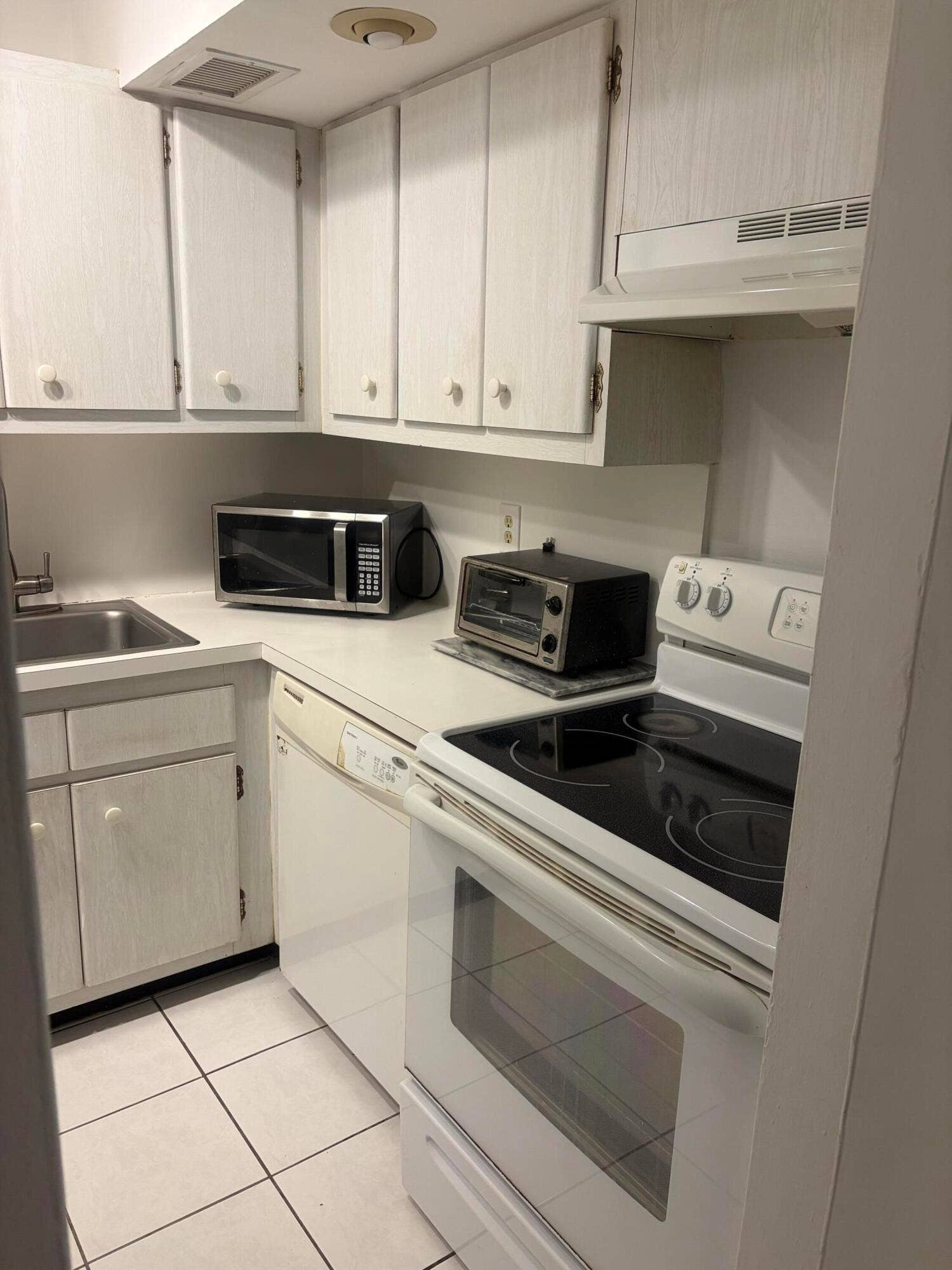 2400 NE 33rd Avenue, #202, Fort Lauderdale, FL 33305 IMG_8885