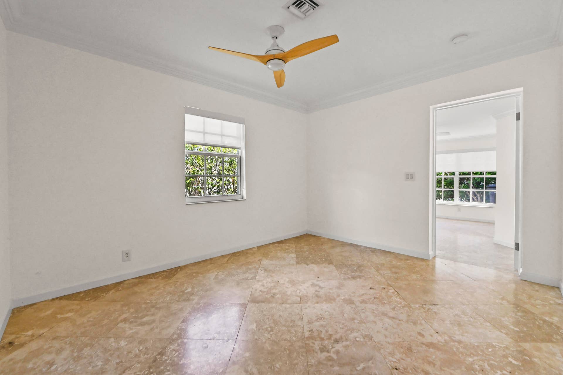 284 Lytton Court, West Palm Beach, FL 33405 12 Family room 02