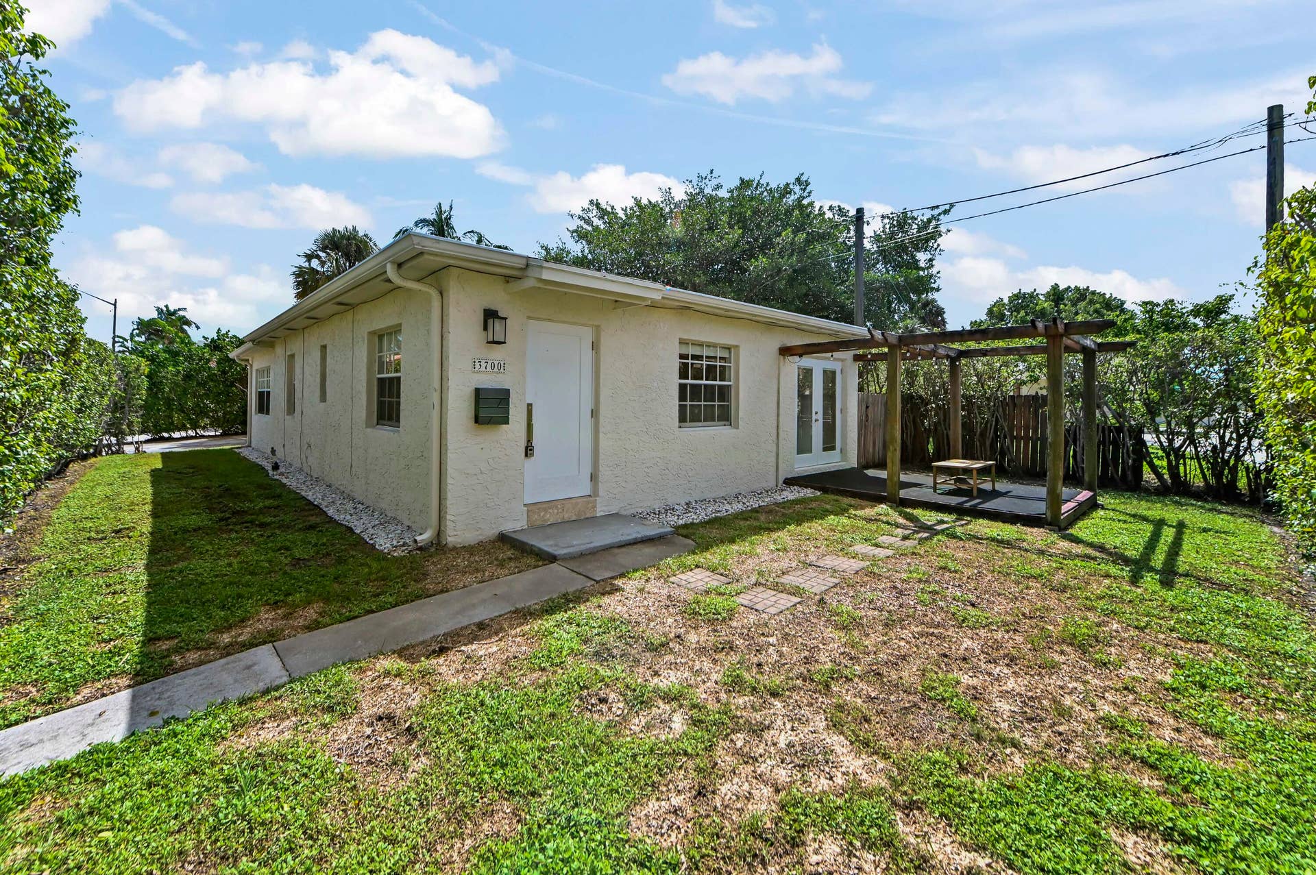 284 Lytton Court, West Palm Beach, FL 33405 03 Front 03