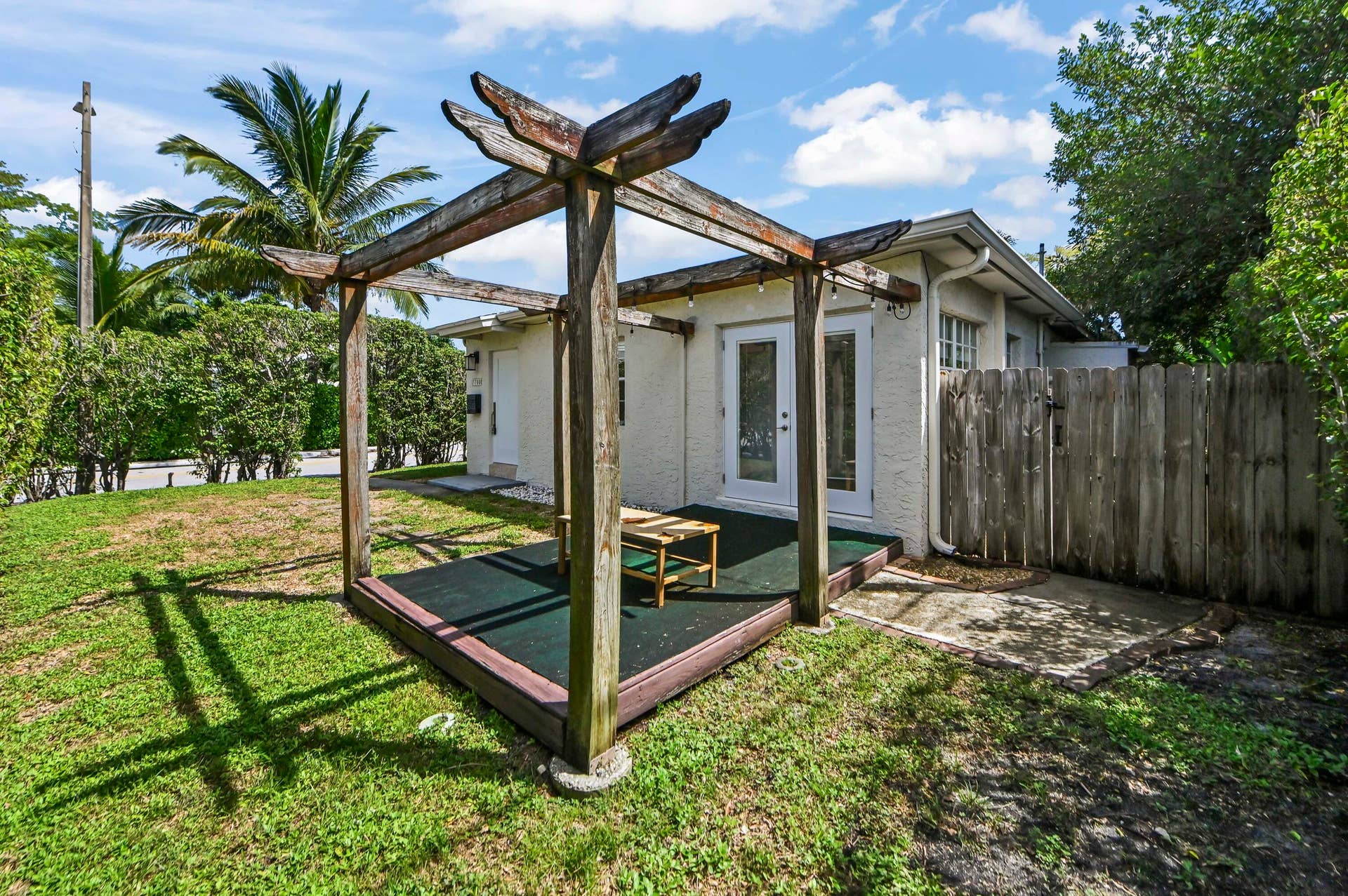 284 Lytton Court, West Palm Beach, FL 33405 04 Front 04