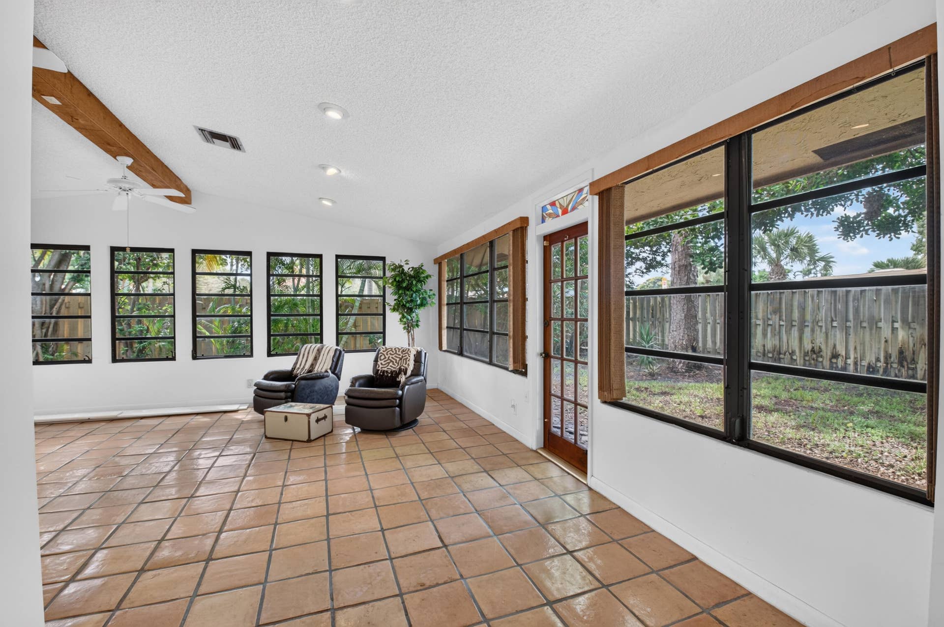 FLEXIBLE BONUS ROOM FOR FAMILY AREA/ OFFICE/DEN/GUEST ROOM