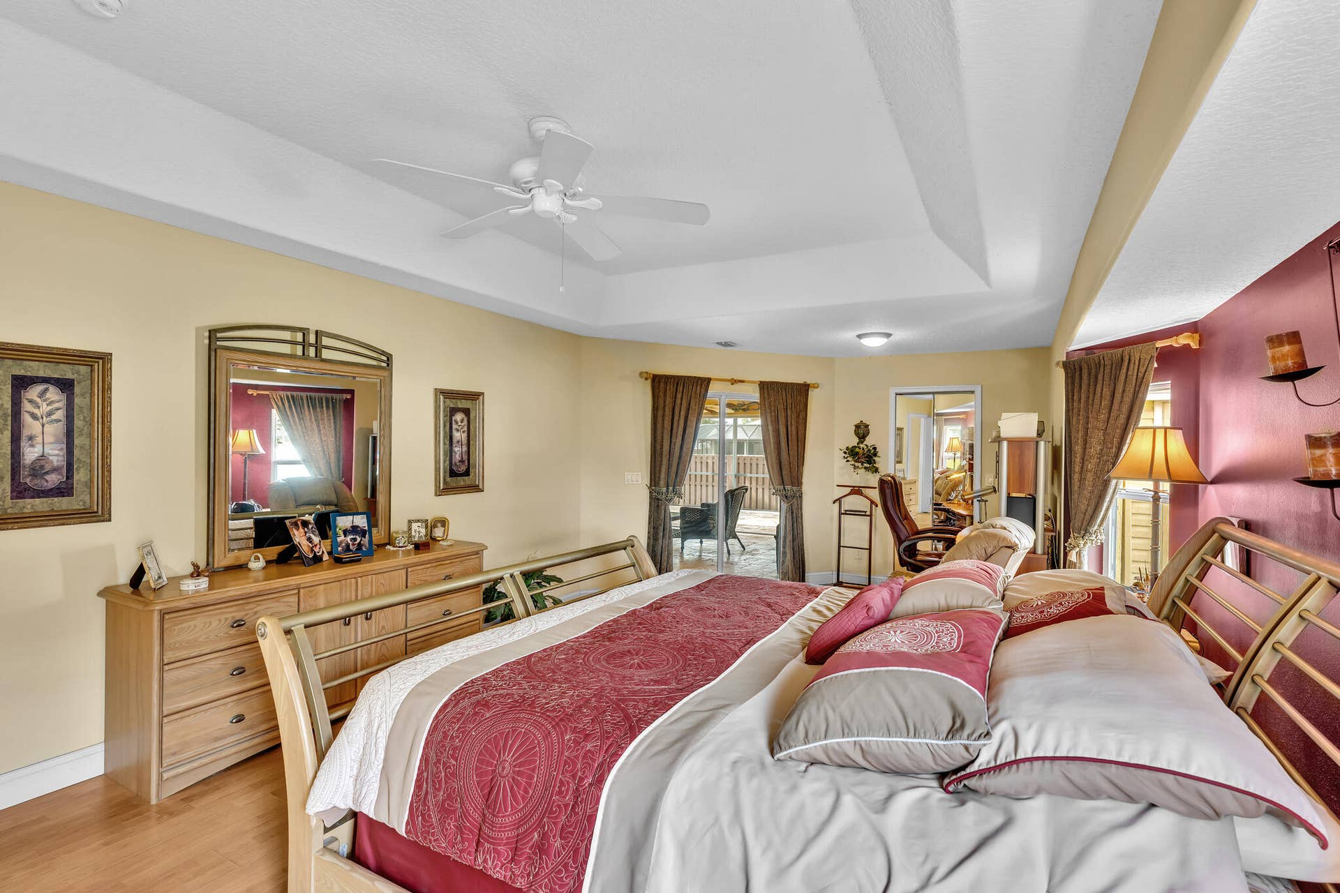 Tray ceiling with a ceiling fan