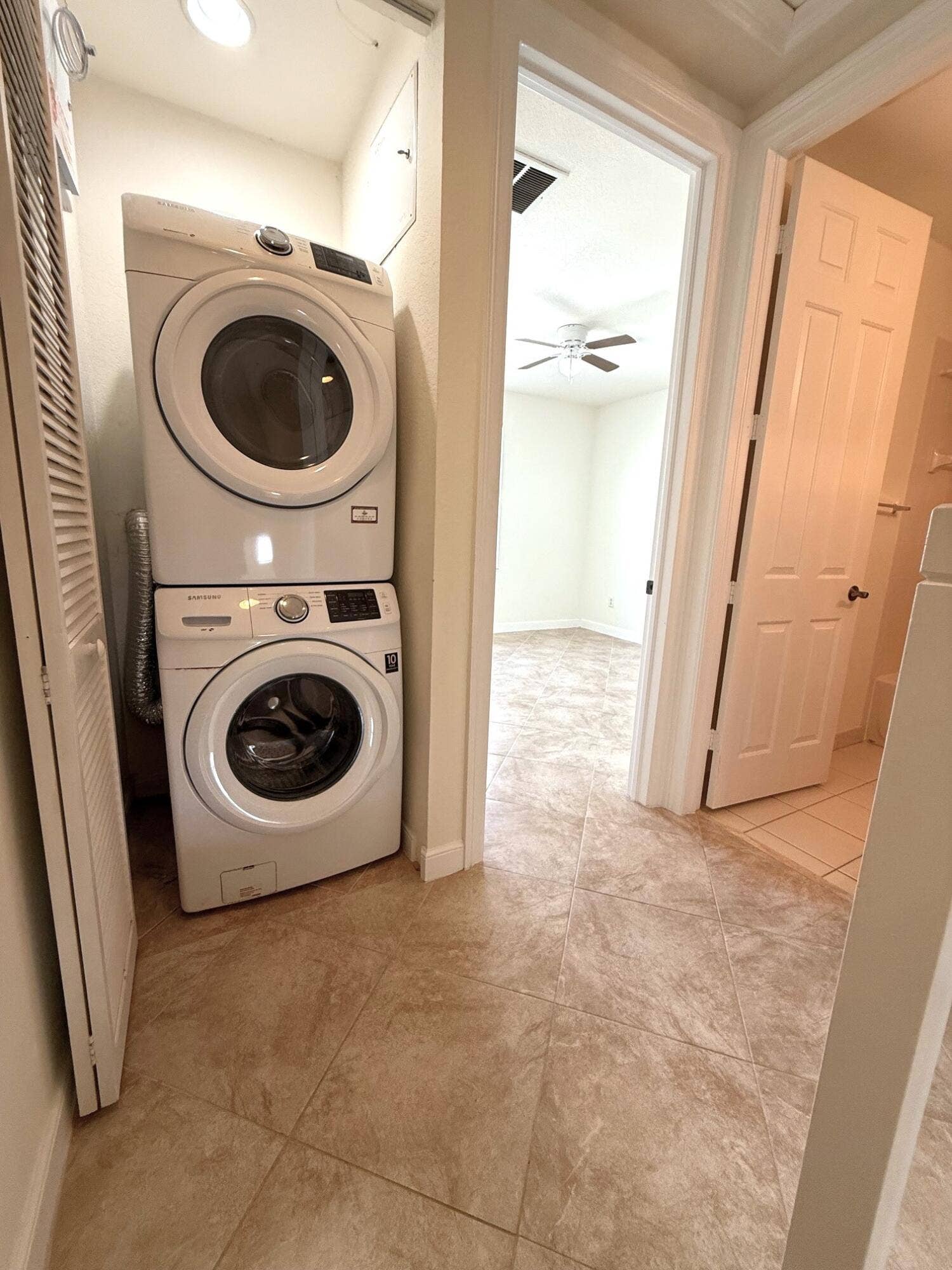 960 Millbrae Court, #4, West Palm Beach, FL 33401 washer / dryer