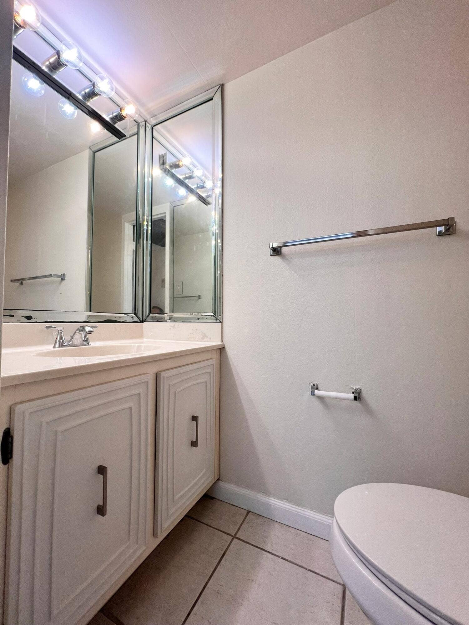 800 PARKVIEW Drive, #826, Hallandale Beach, Hallandale Beach, FL 33009 Powder-Room-hdr24-IMG_1511