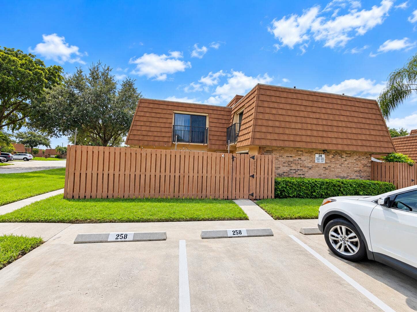 Sunny Townhouse Parking Courtyard