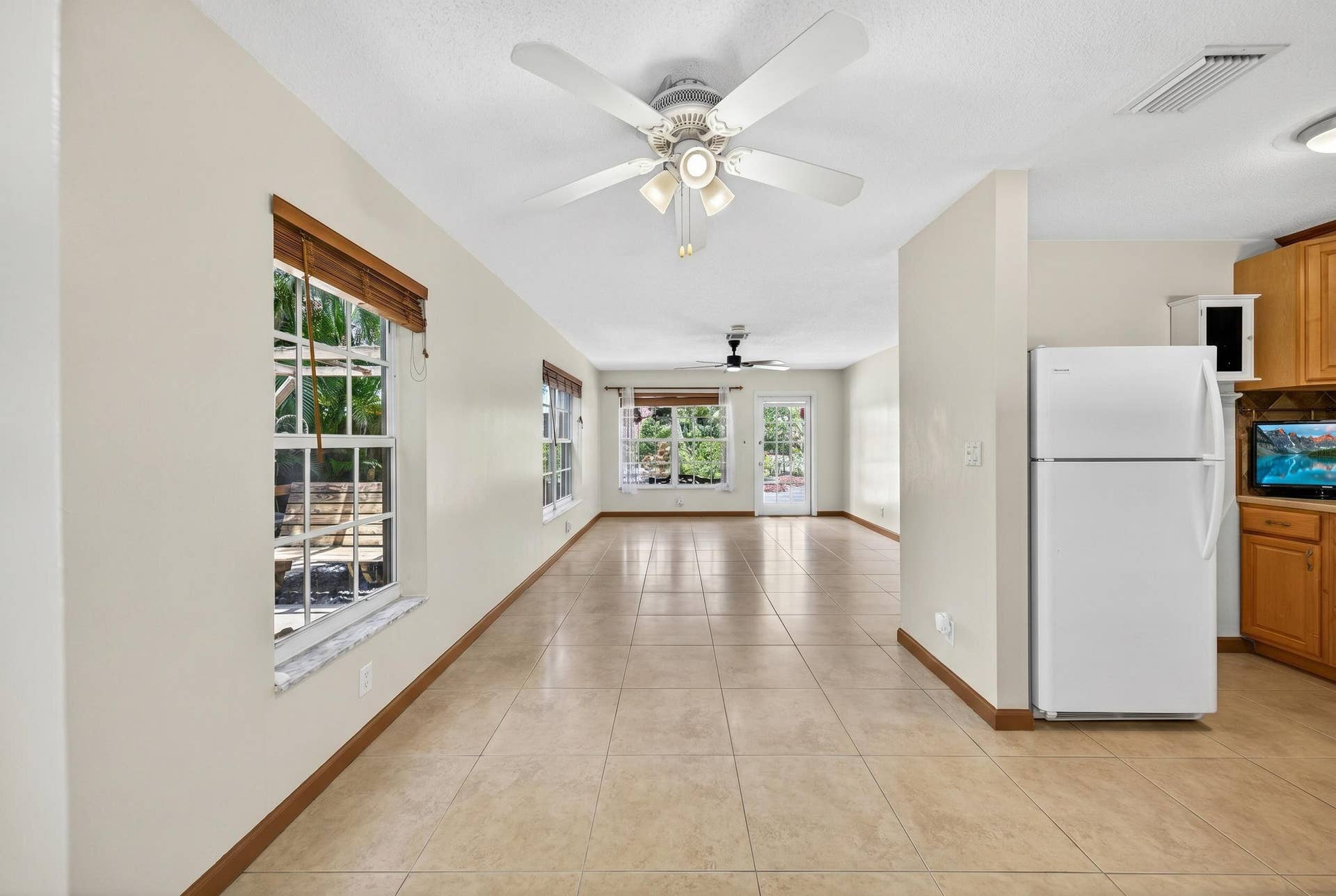 1540 NE 40th Street, Oakland Park, FL 33334 kitchen view toward entrance