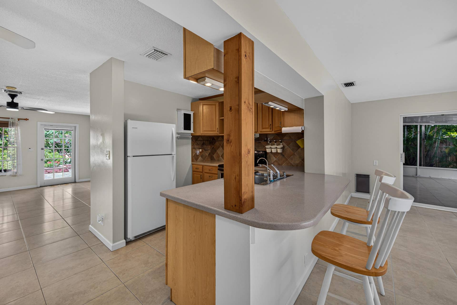 1540 NE 40th Street, Oakland Park, FL 33334 kitchen