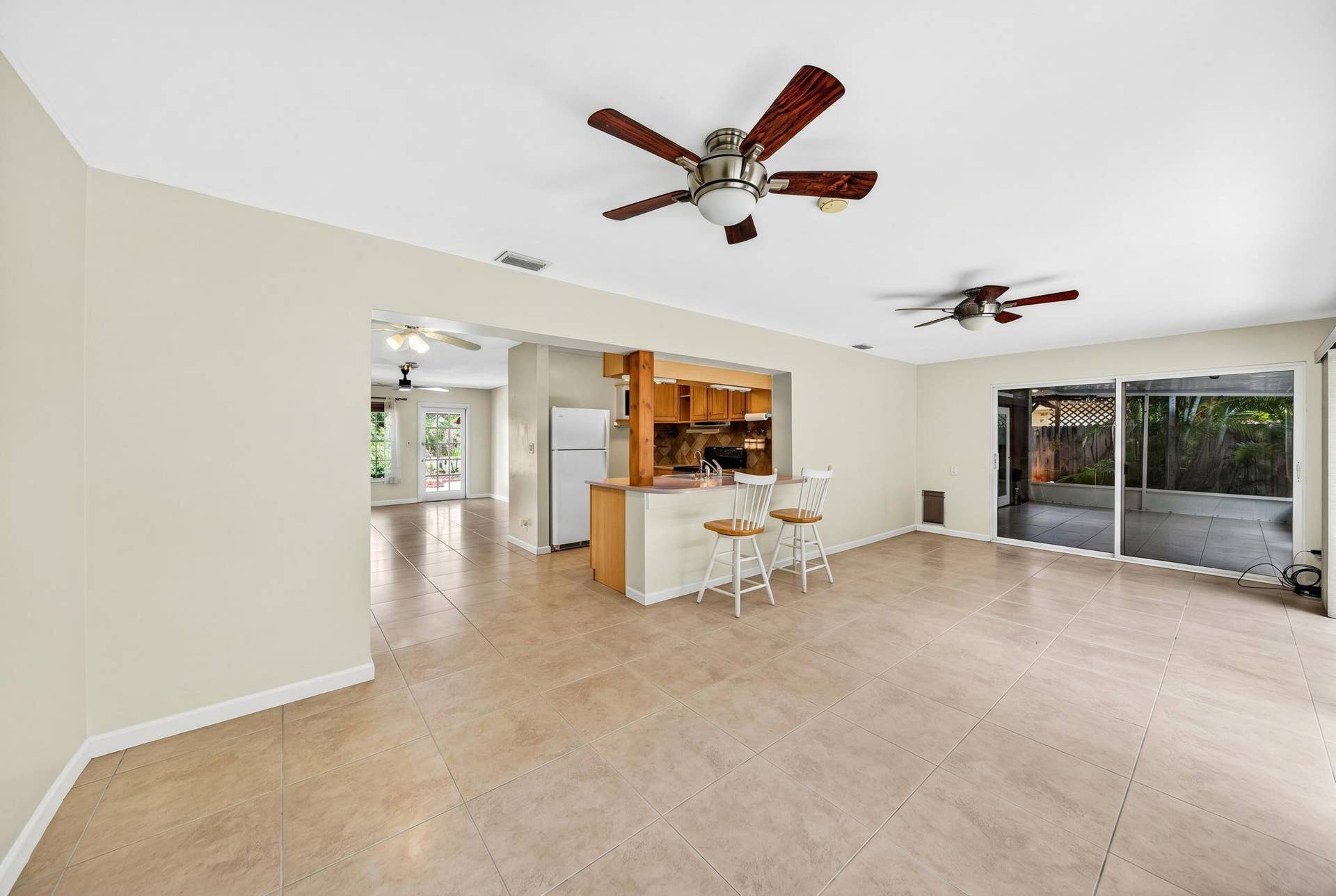 1540 NE 40th Street, Oakland Park, FL 33334 living dining