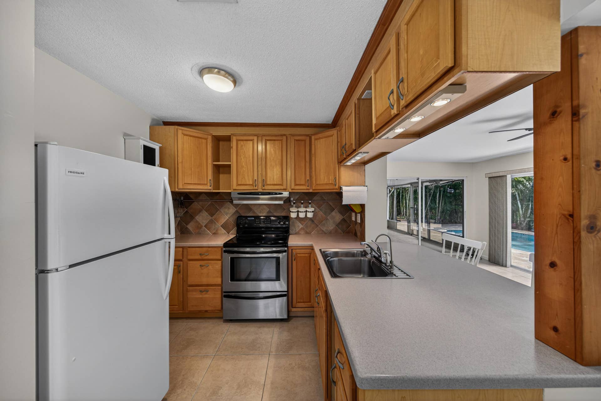 1540 NE 40th Street, Oakland Park, FL 33334 kitchen